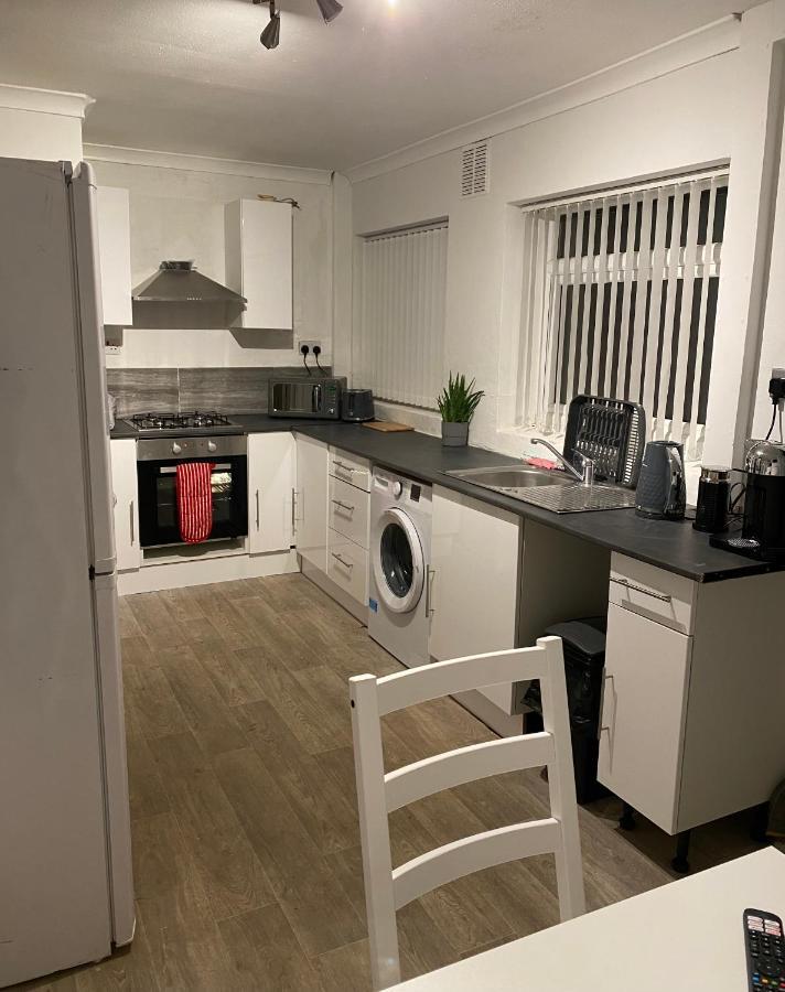 Cosy 3 Bedroom House, Free Parking & Wifi Nottingham Bagian luar foto